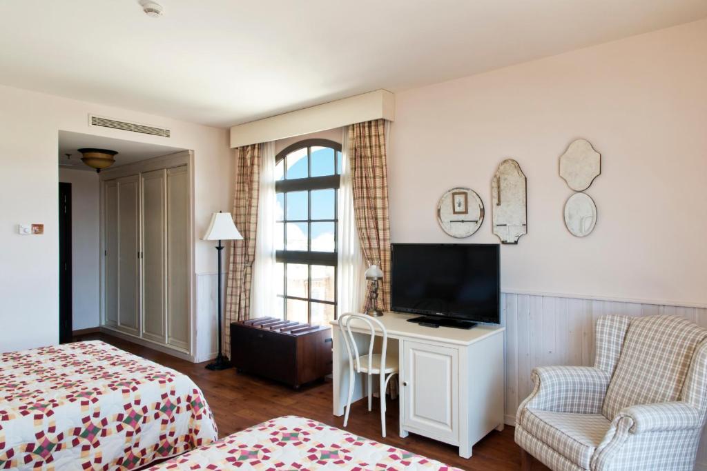 Una televisión o centro de entretenimiento en PortAventura Hotel Gold River - Includes unlimited access to PortAventura Park & 1 access to Ferrari Land