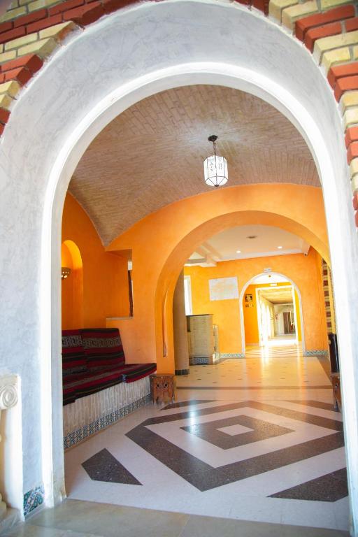 a hallway with an archway in a building at Résidence El Arich in Tozeur