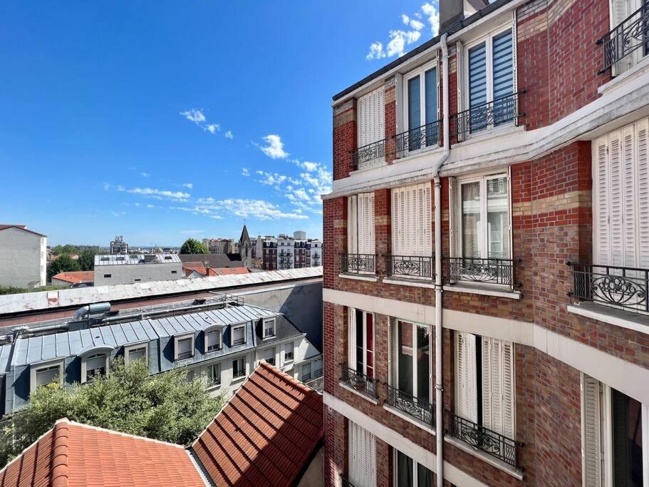 une vue d'une ville depuis un bâtiment dans l'établissement Charming Paris Studio Apartment, à Paris