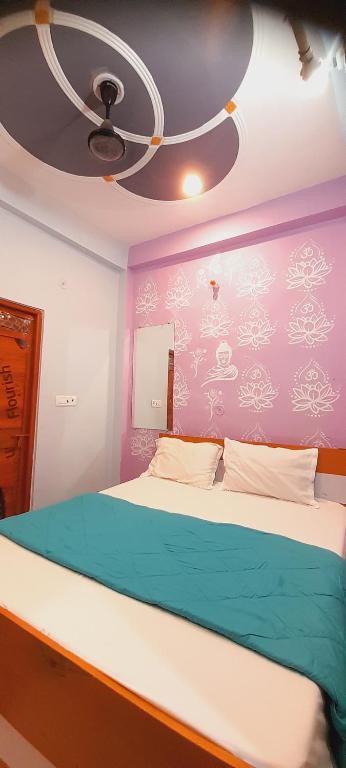 Postel nebo postele na pokoji v ubytování Shiv Niketan Guest House 200mtr from Shri Ram mandir