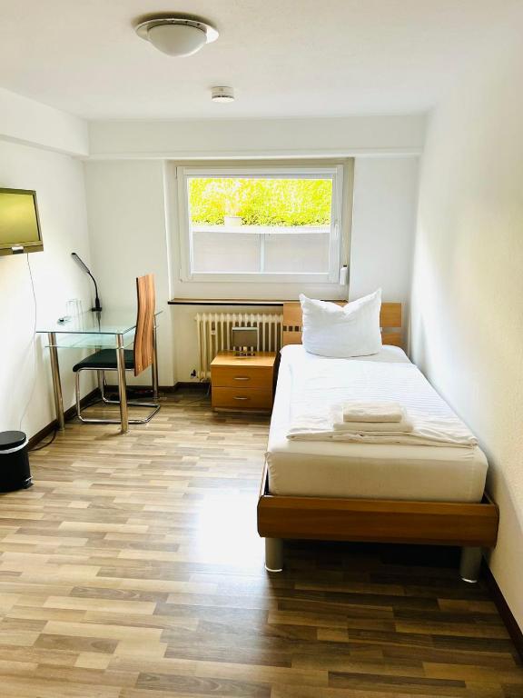 Postel nebo postele na pokoji v ubytování Burghotel Lörrach