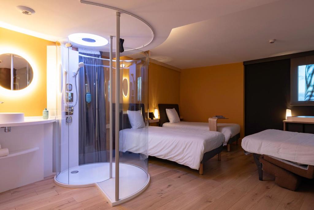Postel nebo postele na pokoji v ubytování Nomad Hotel Dijon