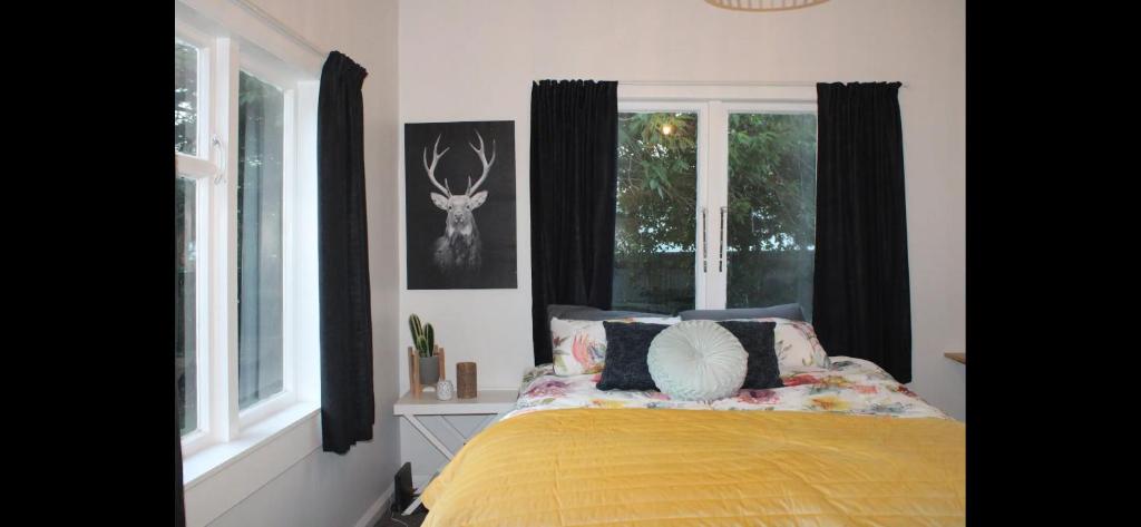 Postel nebo postele na pokoji v ubytování Ohakune Getaway