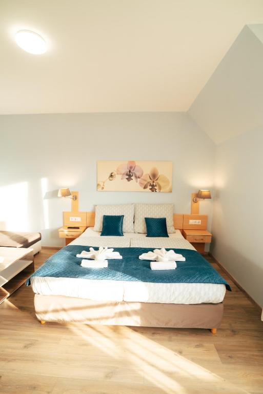 Postel nebo postele na pokoji v ubytování Orchidea Wellness Apartman