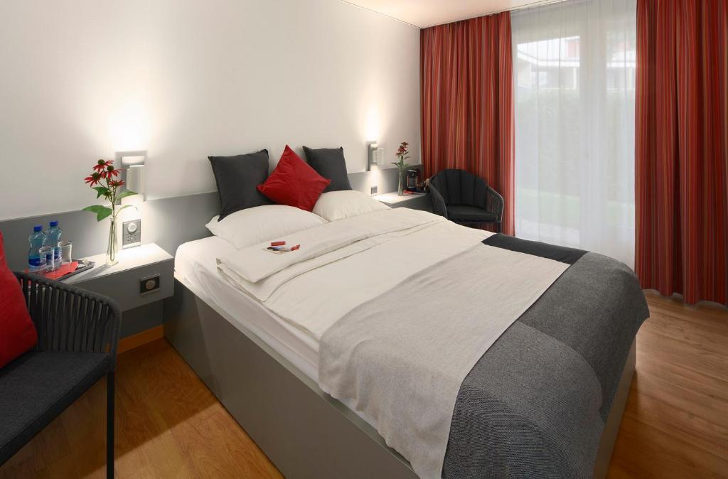 Postel nebo postele na pokoji v ubytování Hotel Egerkingen, idealer Zwischenstopp