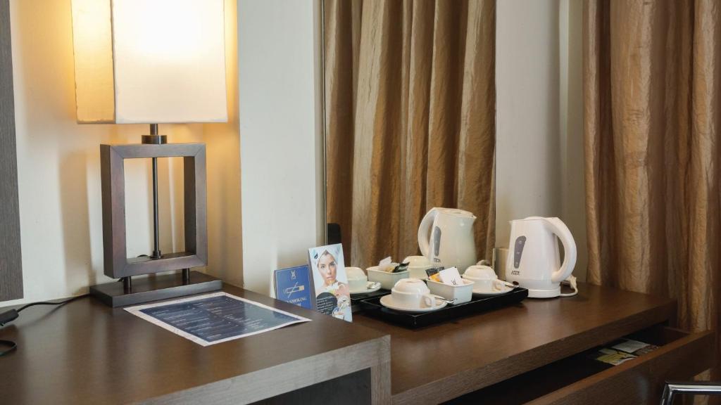 Příslušenství pro přípravu čaje a kávy v ubytování Akmani Hotel Jakarta