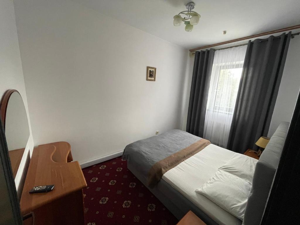 Postel nebo postele na pokoji v ubytování Коломия готель