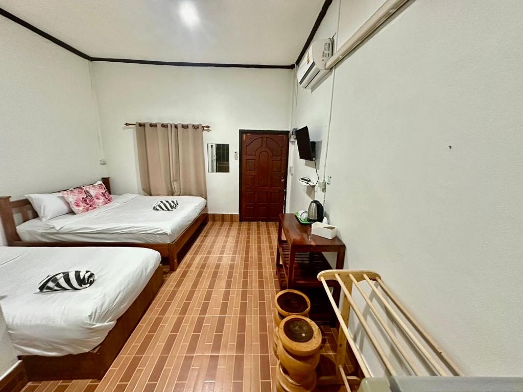Postel nebo postele na pokoji v ubytování บ้านคุณโต้ง เชียงคาน BaanKhunTong ChiangKhan