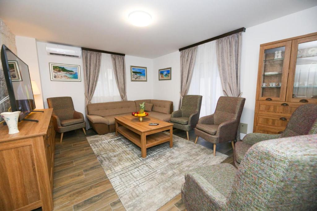 Posedenie v ubytovaní Villa Sion peaceful villa with private pool and stunning mountain view