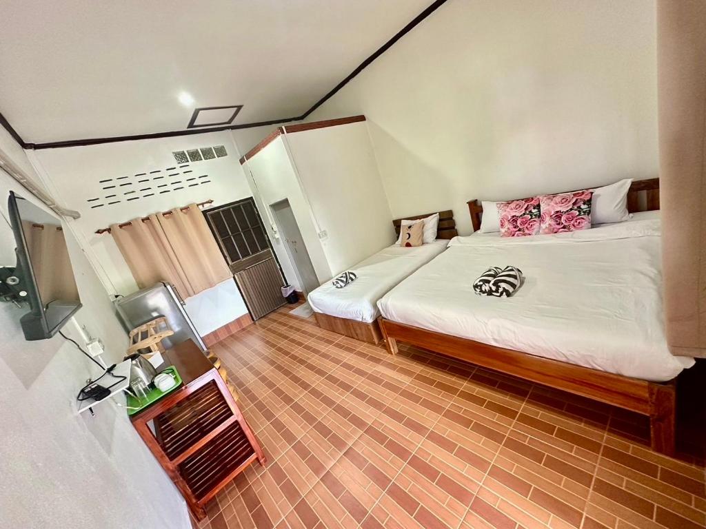 Postel nebo postele na pokoji v ubytování บ้านคุณโต้ง เชียงคาน BaanKhunTong ChiangKhan