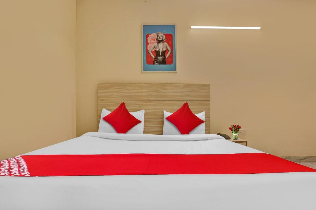 Postel nebo postele na pokoji v ubytování Hotel O Raas Near Hira Sweet