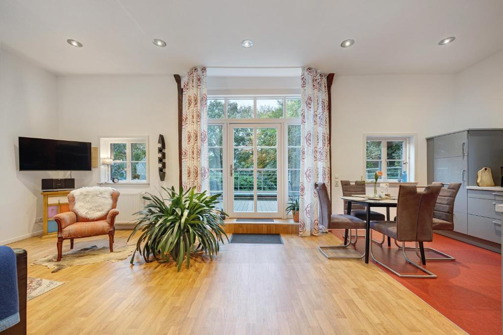 a living room with a table and chairs at Ferienwohnung Varga Schafstedt in Schafstedt