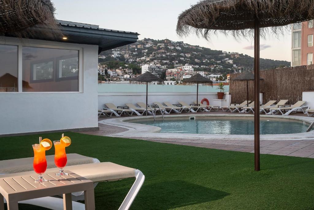 Басейн в Hotel Lloret Santa Rosa by Pierre & Vacances або поблизу