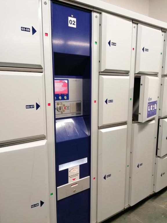 维也纳Favorit-Rooms Direkt Metro-U1 best connection to Centralstation and City-Center的箭头的房间的一排机器