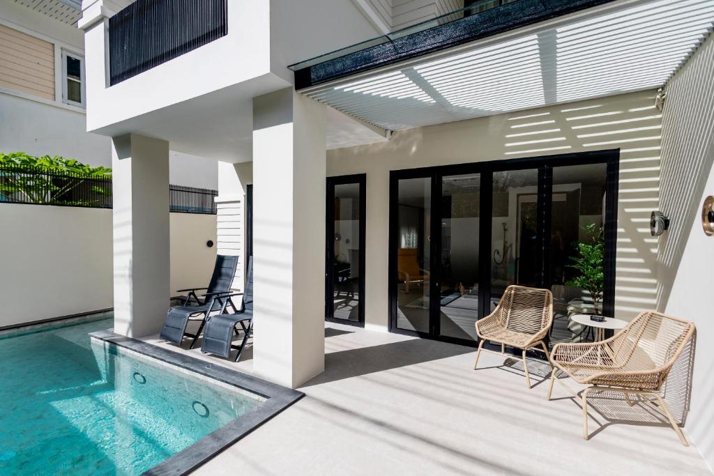 فضای داخلی 5BR Modern Luxury Pool Villa Patong TPSV140 در پوکت - تصویر ۳