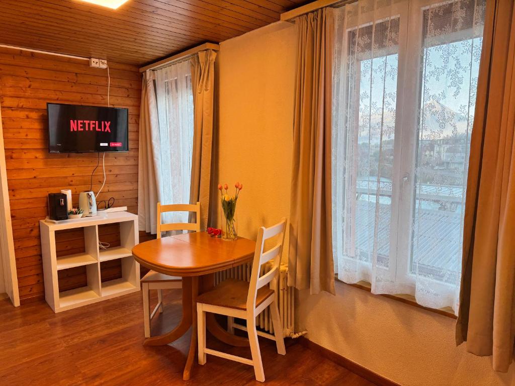 TV a/nebo společenská místnost v ubytování Downtown Apartments