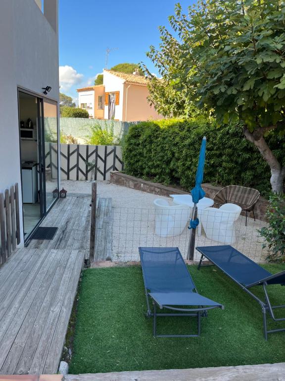 - une terrasse avec 2 chaises, une table et un plan dans l'établissement cosy F2 proche Mer et Commerces, à Port Santa-Lucia