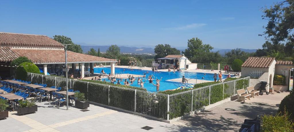 - une grande piscine avec des personnes dans l'établissement Un petit havre de paix, à La Rouviere