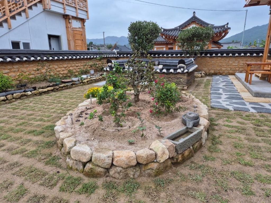 Ein Garten an der Unterkunft Hanok Stay Seowa