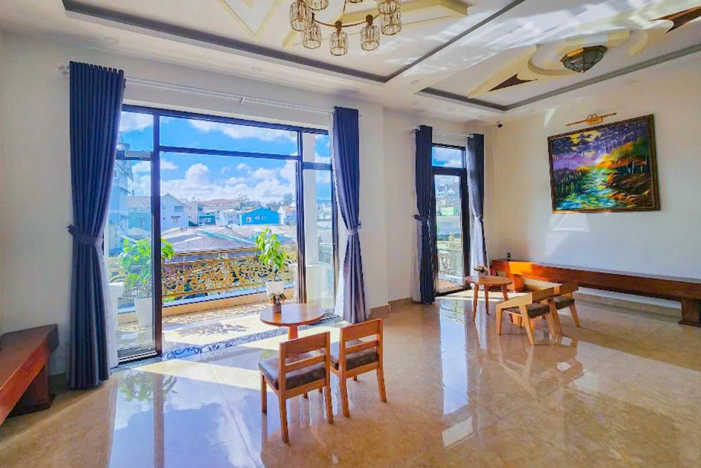Cảnh núi rừng hoặc tầm nhìn ra núi từ khách sạn