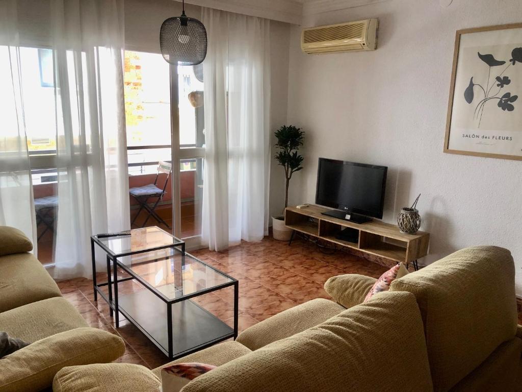 Televízia a/alebo spoločenská miestnosť v ubytovaní Piso en Pedregalejo a 50m de la playa.
