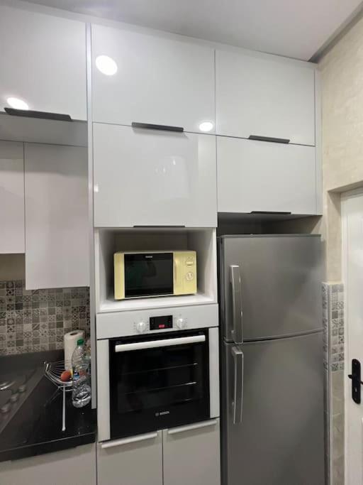Kuchyň nebo kuchyňský kout v ubytování Appartement proche aeroport