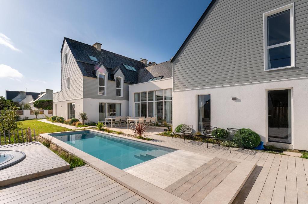 a house with a swimming pool in the yard at Les Palissades - La mer du bon côté in Saint-Pierre-Quiberon