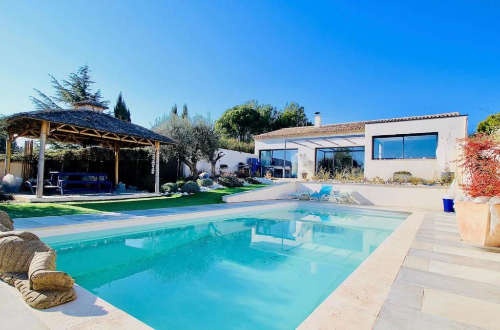 une piscine devant une maison dans l'établissement Villa aloha, à Saint-Rémy-de-Provence