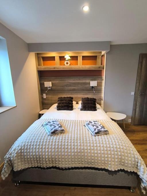 une chambre avec un lit avec deux oreillers dessus dans l'établissement Grand Studio Place Morny refait à neuf, à Deauville