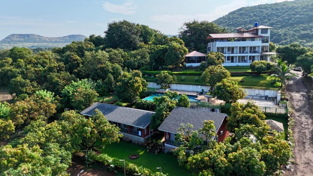 una vista aérea de una casa en una colina en Grand Ambience Resort, en Diveagar
