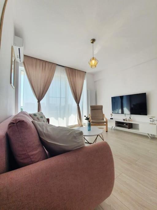 TV/trung tâm giải trí tại Oasis Beach Apartment