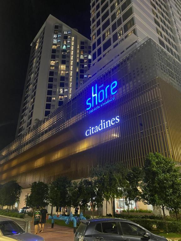 un cartel en el costado de un edificio en HS Homestay Shore Pasar Besar dan KK Plaza, en Kota Kinabalu