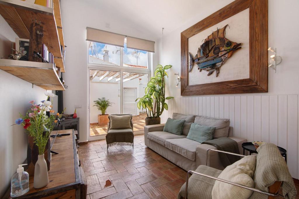 NoraにあるCasa Do Limoeiroのソファとテーブルのあるリビングルーム