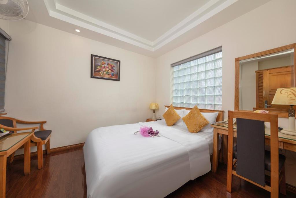 Postel nebo postele na pokoji v ubytování Hanoi Sky Hotel