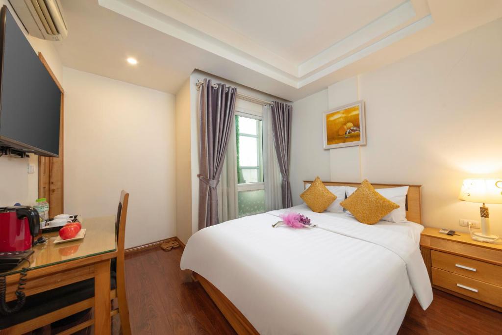 Postel nebo postele na pokoji v ubytování Hanoi Sky Hotel