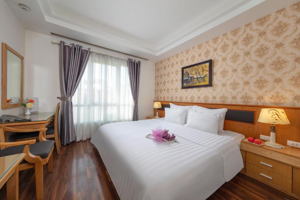 Postel nebo postele na pokoji v ubytování Hanoi Sky Hotel
