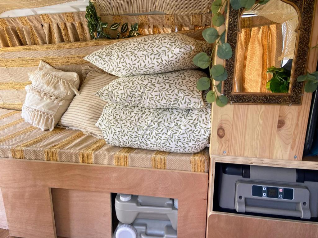 厄尔梅达诺Campervans的一堆毯子和枕头在rv上