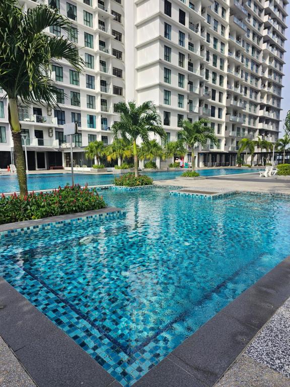 Πισίνα στο ή κοντά στο The Platino 3BR Next To Paradigm Mall