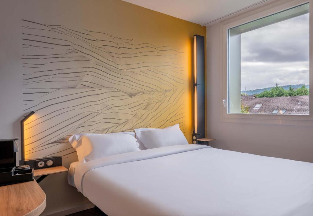 Postel nebo postele na pokoji v ubytování B&B HOTEL Annecy Cran-Gevrier