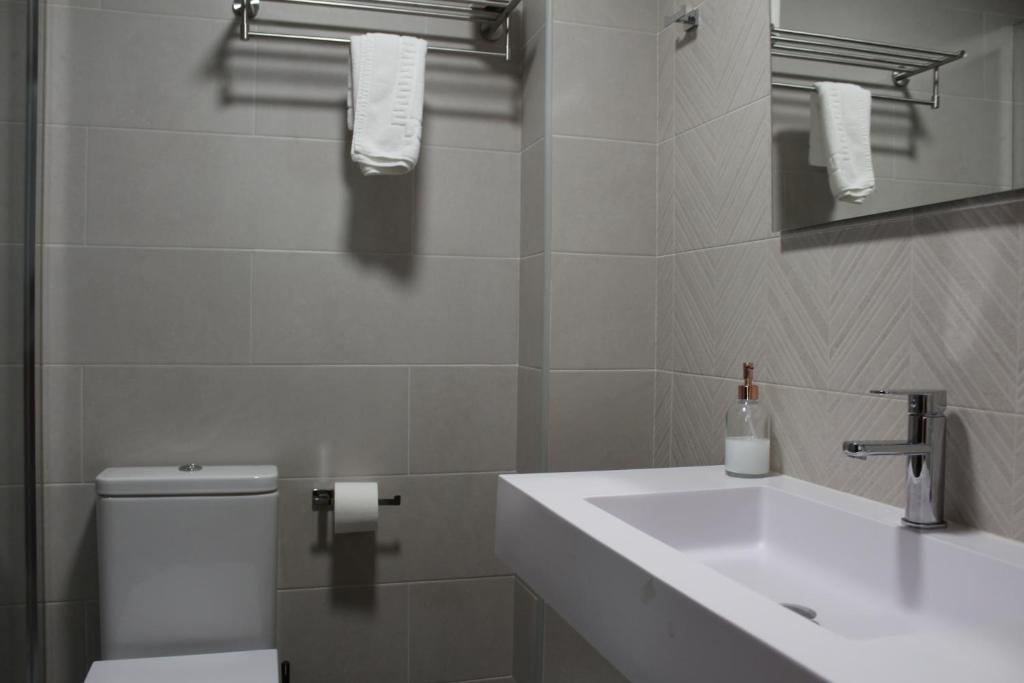 A bathroom at Hotel Rego Foz