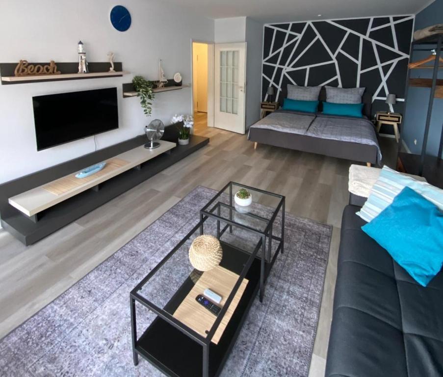 a living room with a couch and a table at Gemütliche Ferienwohnung im Lotsenviertel in Cuxhaven