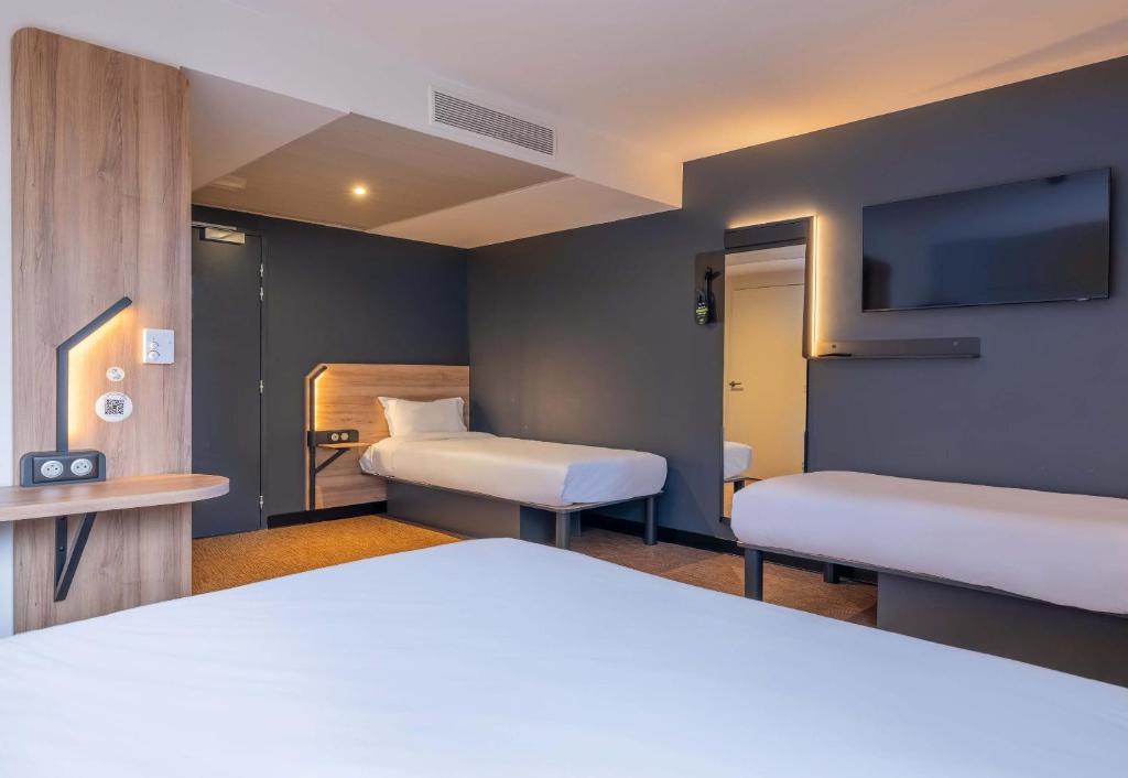 Postel nebo postele na pokoji v ubytování B&B HOTEL Annecy Cran-Gevrier