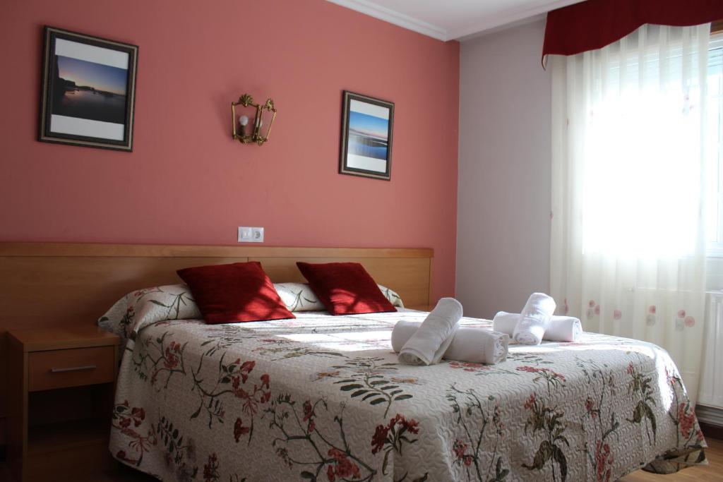 A bed or beds in a room at Hotel Rego Foz