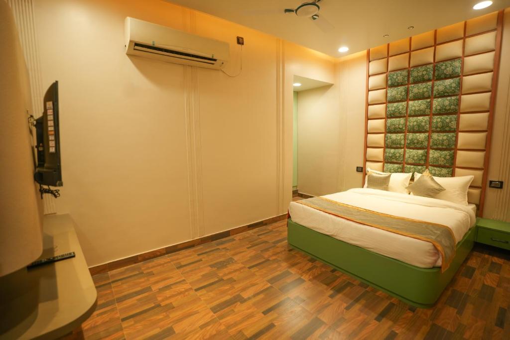 Cama o camas de una habitación en Dashrath Inn near Ramjanmbhoomi
