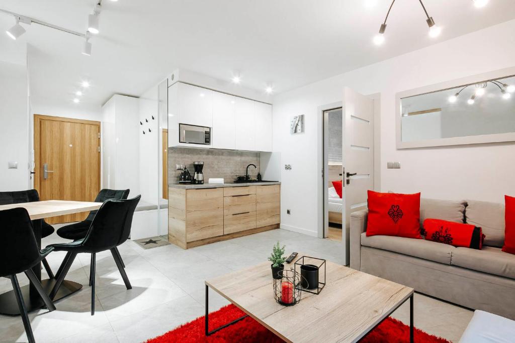 Kuchyňa alebo kuchynka v ubytovaní GórSKI Przystanek Apartament Satoła 2