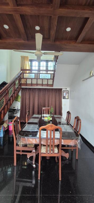 Vaiga Homes - Superior King Room