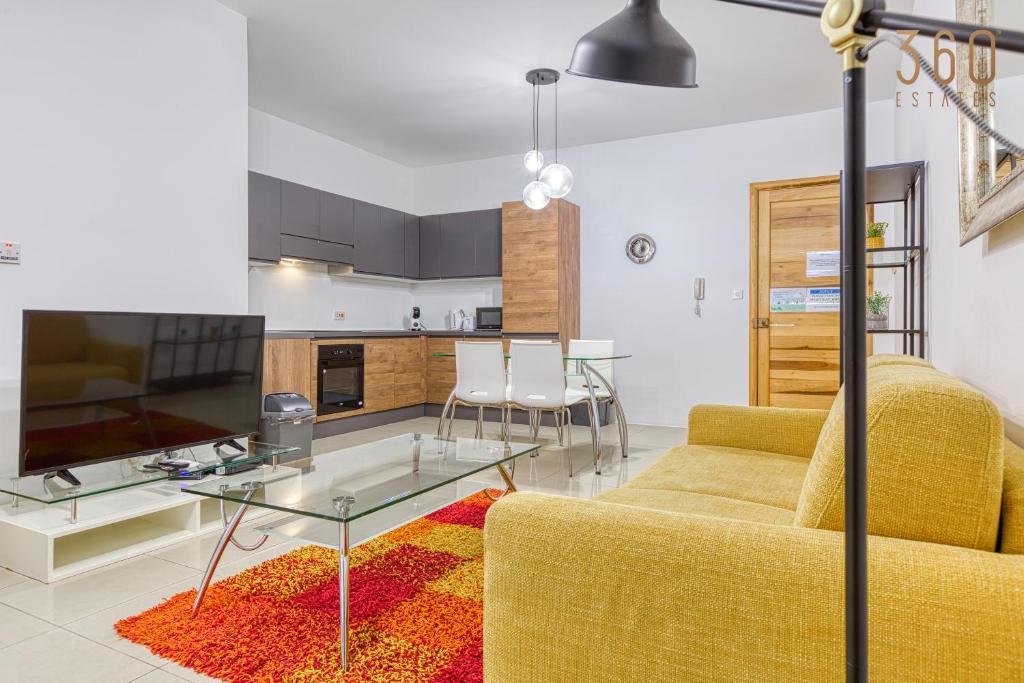Η κουζίνα ή μικρή κουζίνα στο Stylish 1BR home with full amenities in Swieqi by 360 Estates