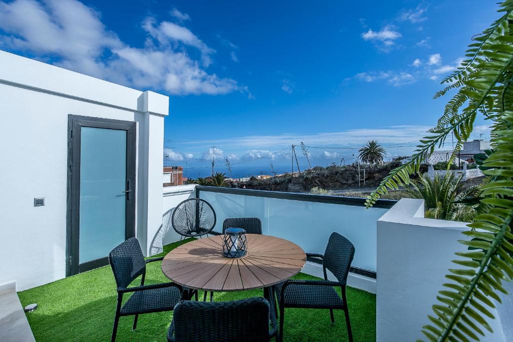Lea Modern Attic Escape with Peaceful Terrace - Housity