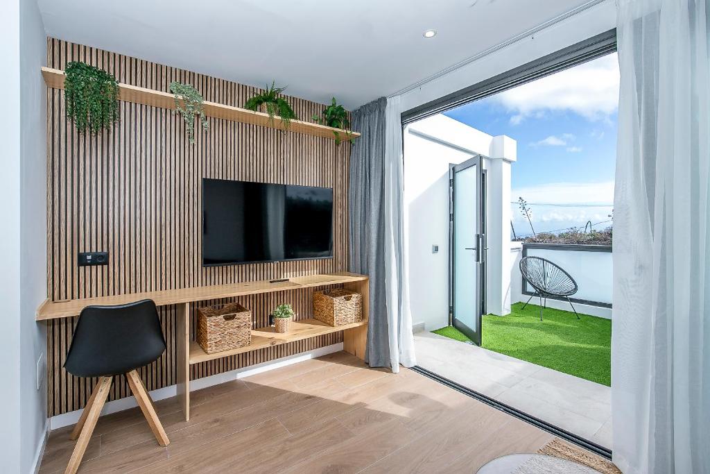 Lea Modern Attic Escape with Peaceful Terrace - Appartamento Con 2 Camere Da Letto