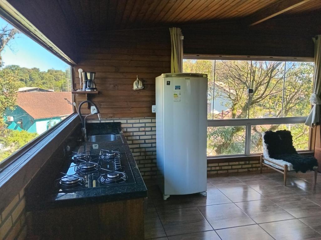 Kuchyň nebo kuchyňský kout v ubytování Alpes dos anjos casa mobiliada perto do centro canela rs